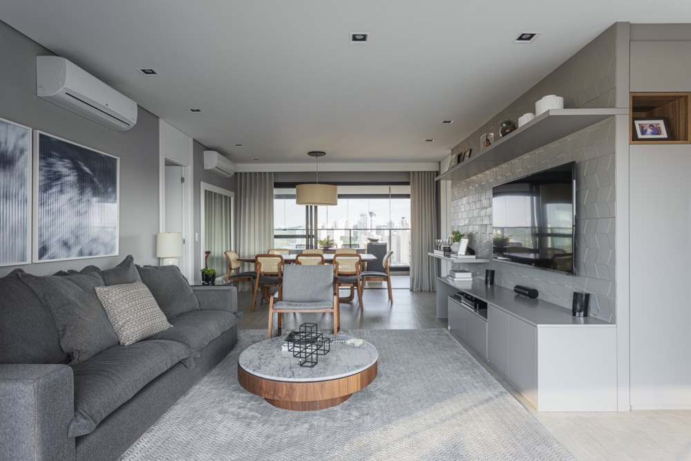 apartamento cinza e madeira
