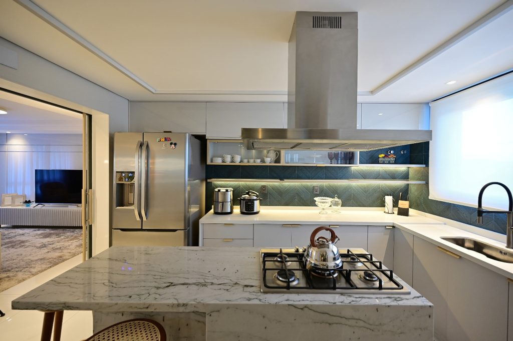 ilha de cozinha com armazenamento
