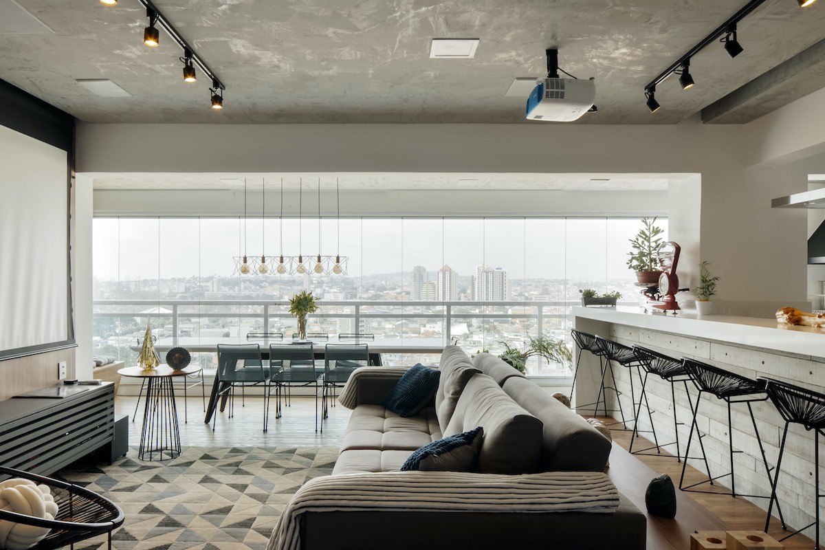 Apartamento industrial com quadros grandes