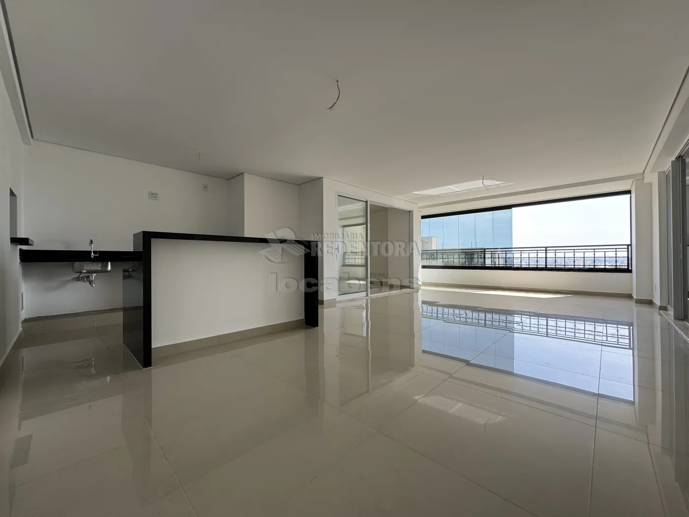 apartamento preto com sofá