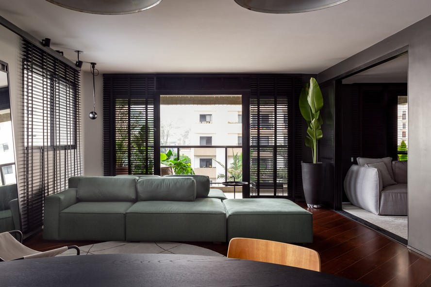 apartamento preto e madeira