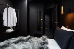 apartamento preto e off-white
