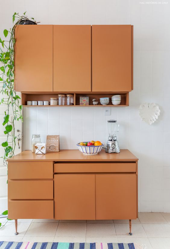 armário de cozinha com vidro reflecta para ampliar espaço