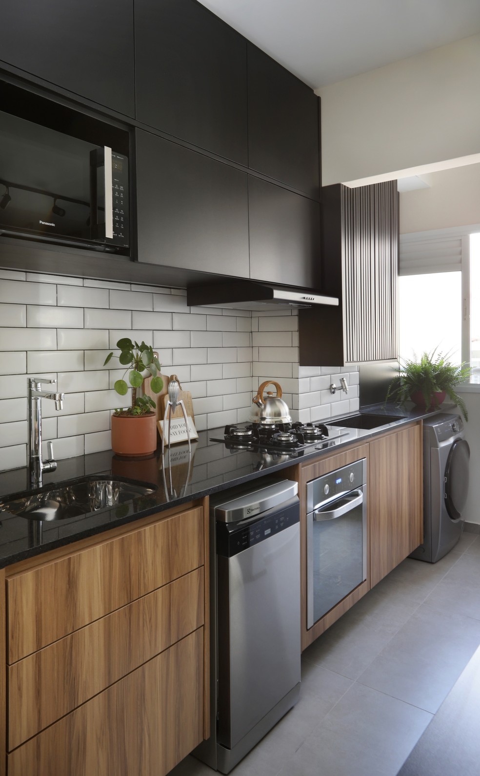 lavanderia embutida na cozinha apartamento