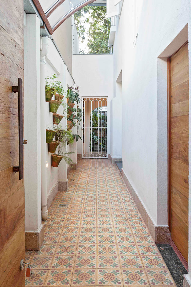 corredor com quadros