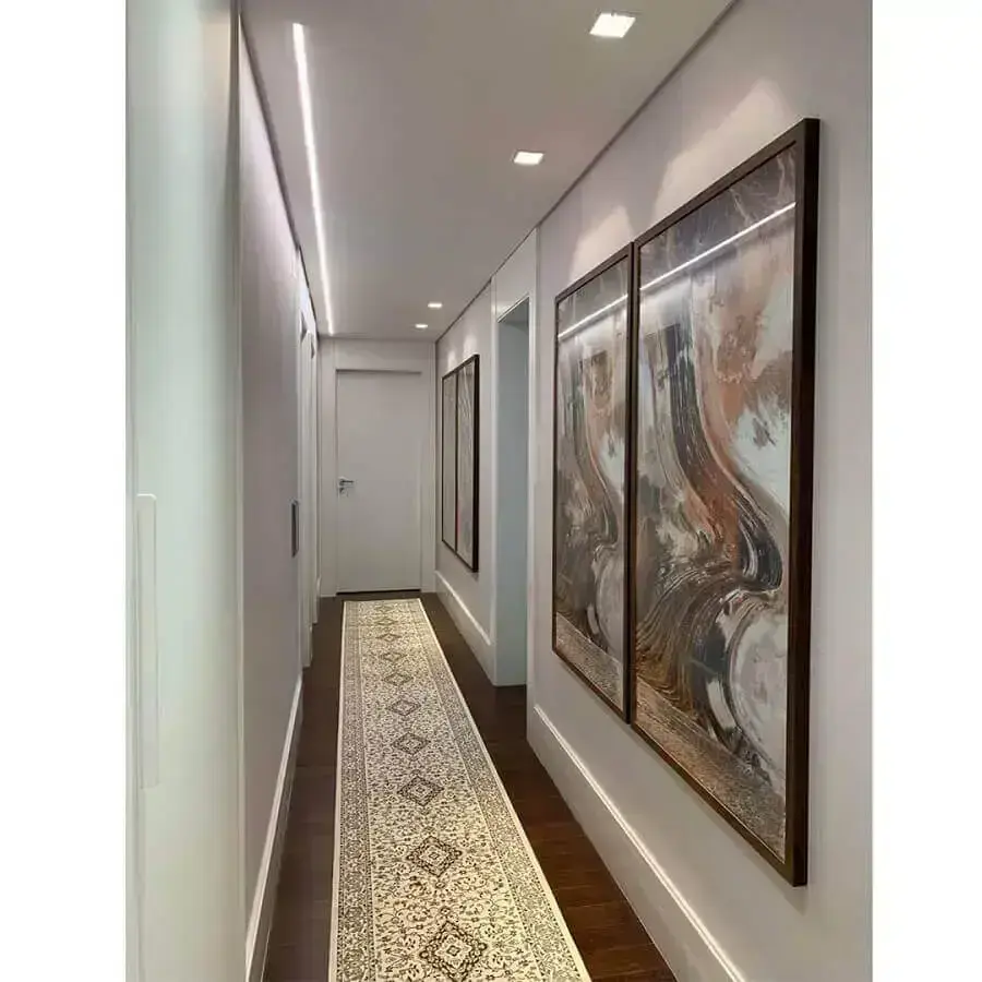 corredor com quadros
