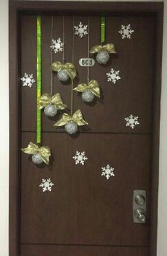 ideias de decoração de natal para porta de apartamento simples