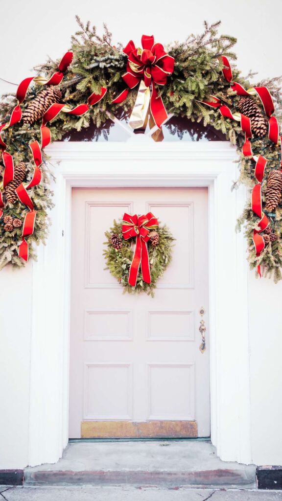 decoração de natal para porta de apartamento com pinhas
