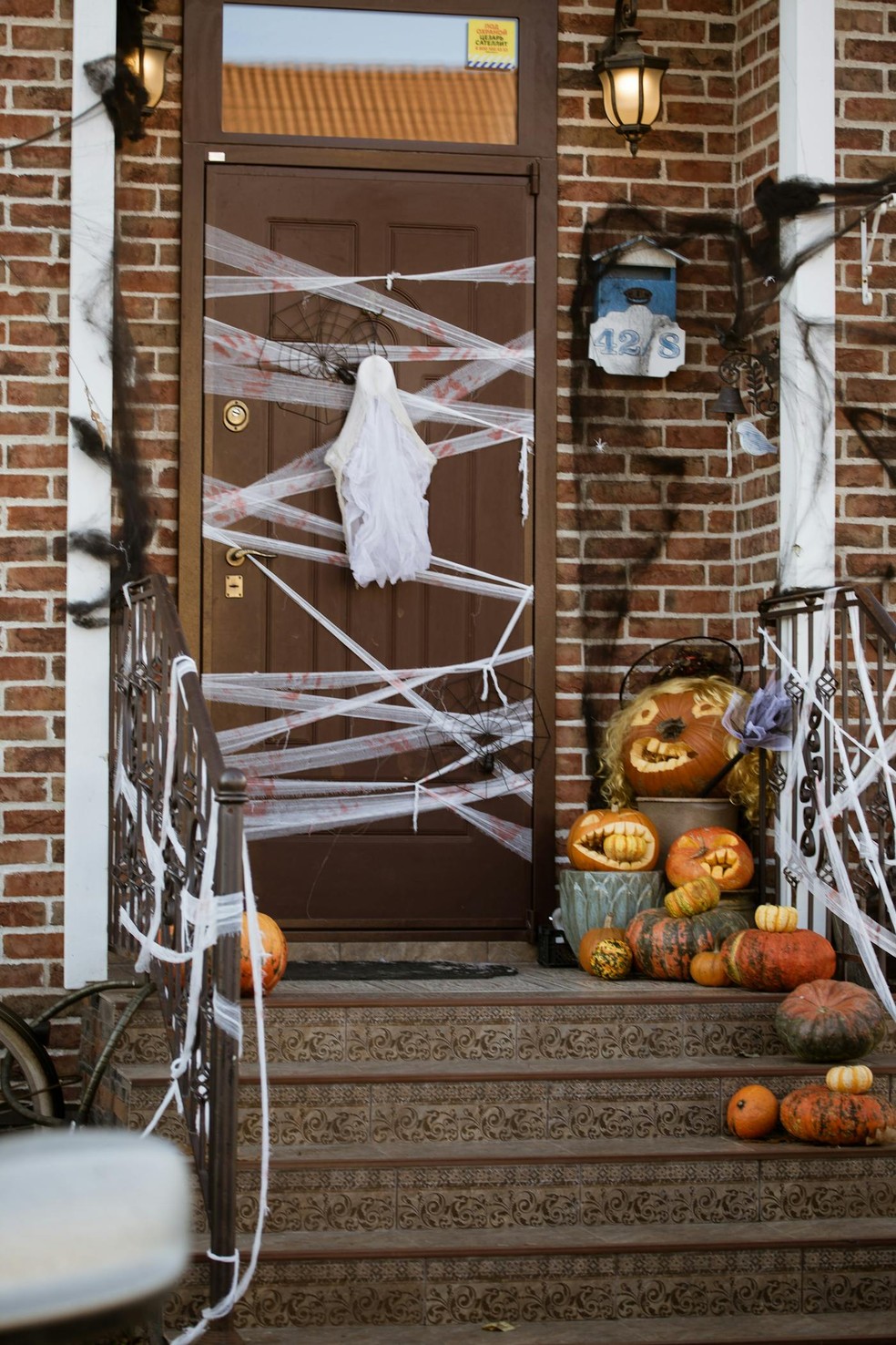 decoração porta halloween minimalista