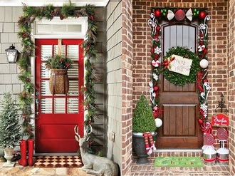 Enfeites de porta de apartamento com flores