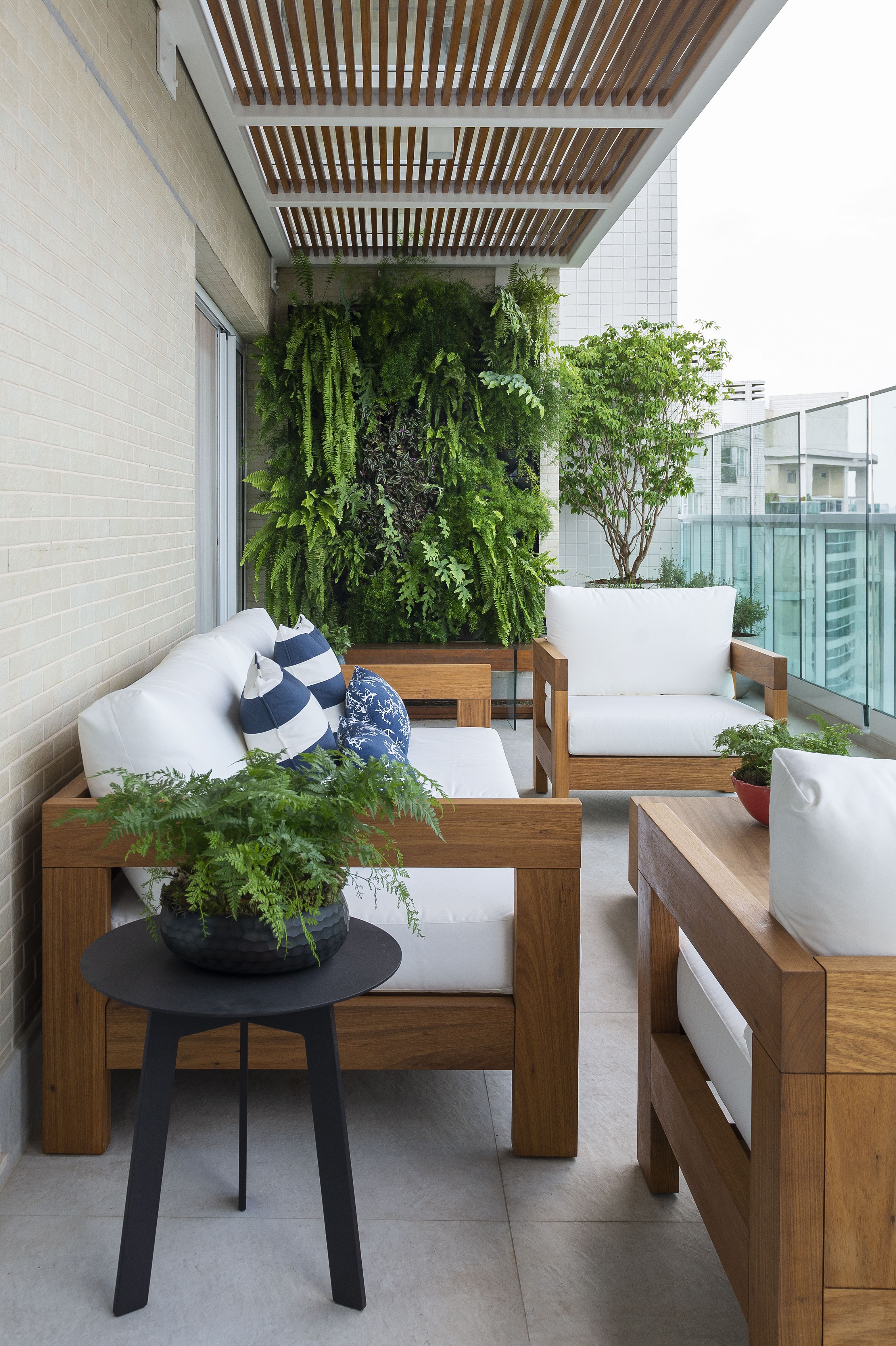 ideias de decoração para sacada com jardim