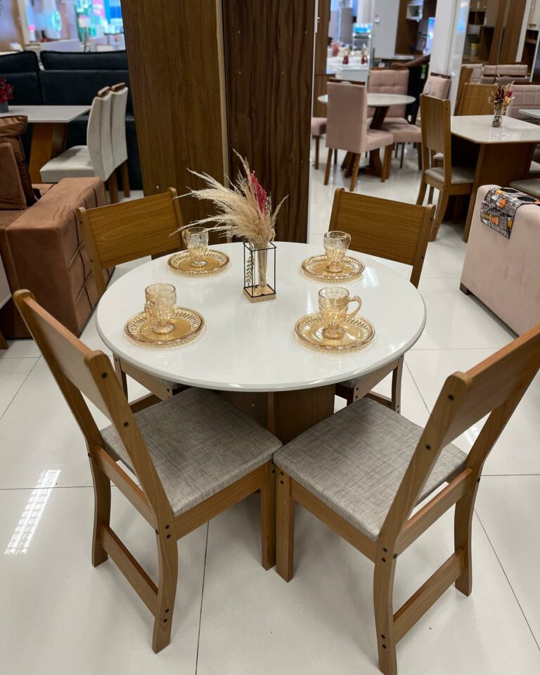 mesa com cadeiras que se encaixam