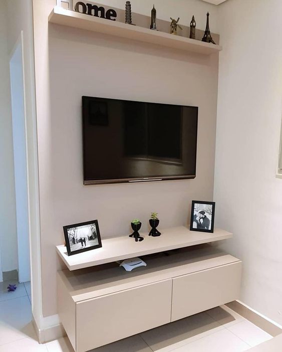 Painel de TV com nichos e prateleiras