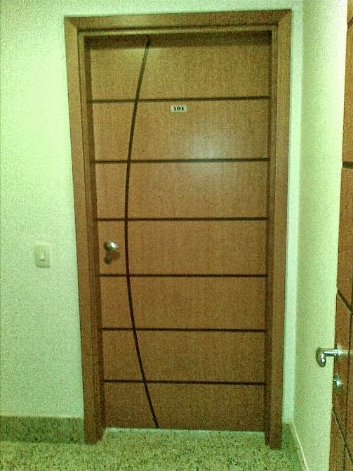 Porta de apartamento com fechadura digital