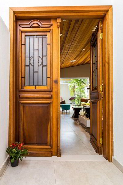 Porta de apartamento com puxador inox