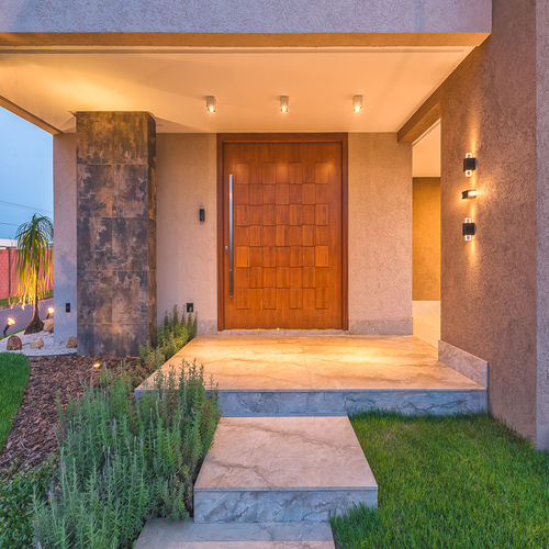 Porta de madeira natural para apartamento