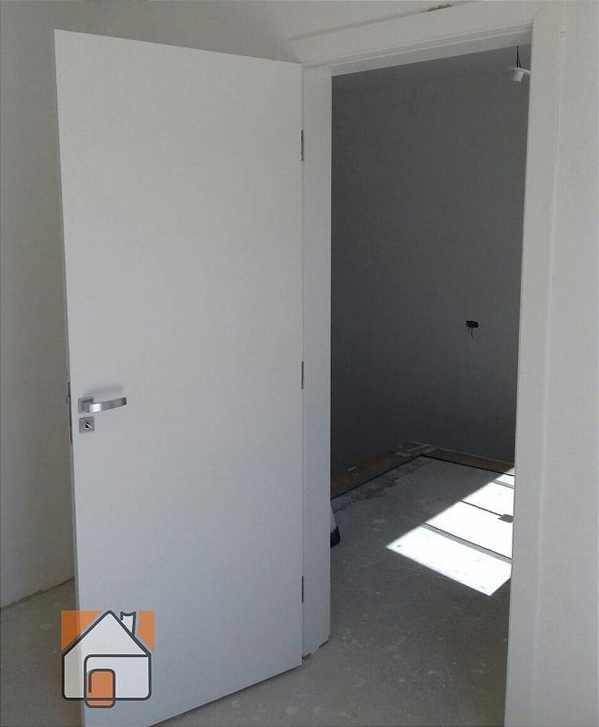 Porta de apartamento branca para sala