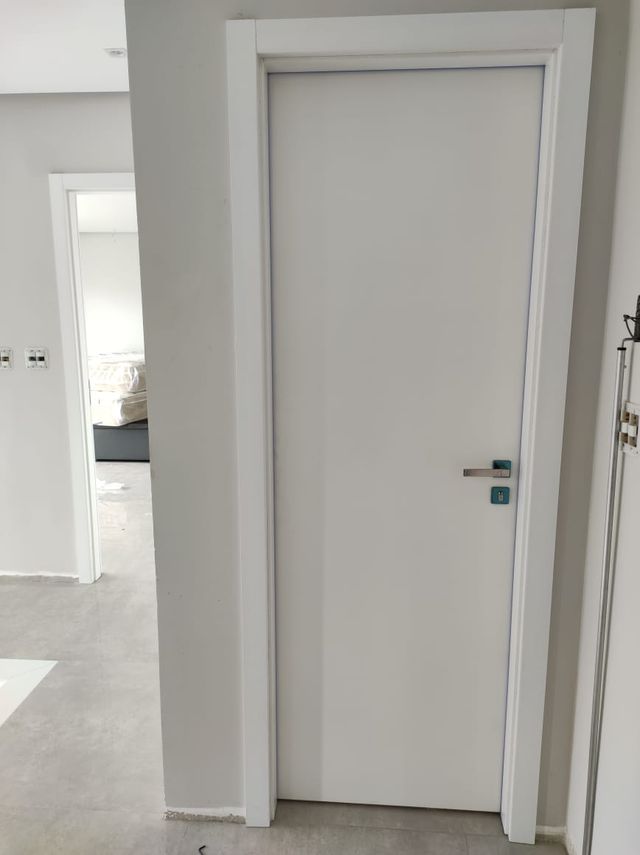 Porta de apartamento branca de correr