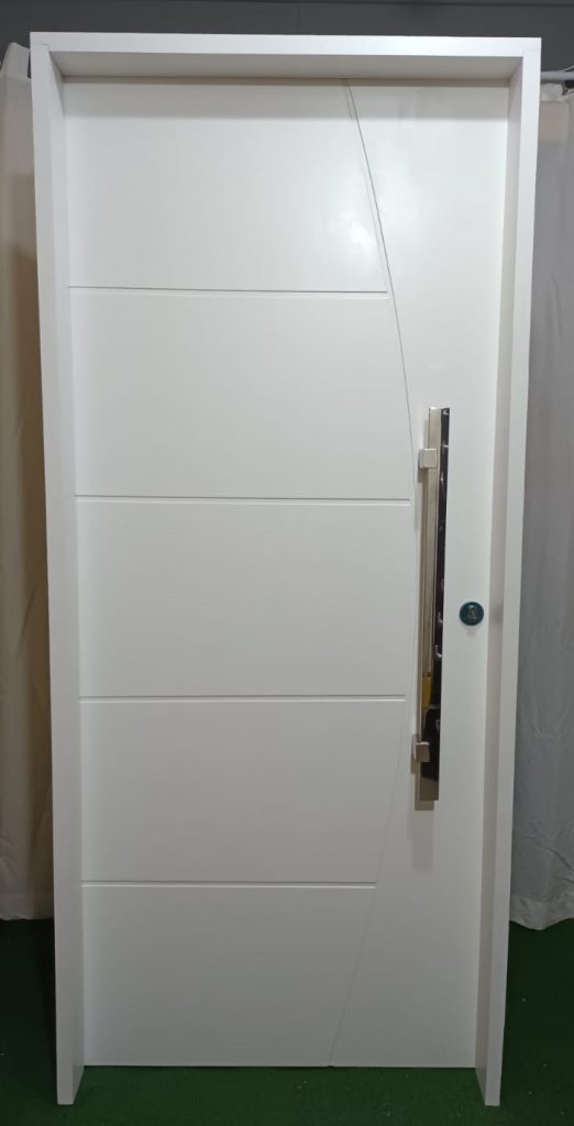 Porta de apartamento branca com pintura primer