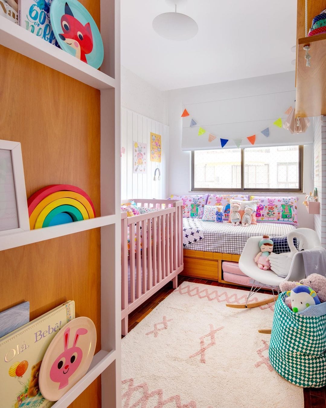 quarto infantil apartamento pequeno com soluções de armazenamento
