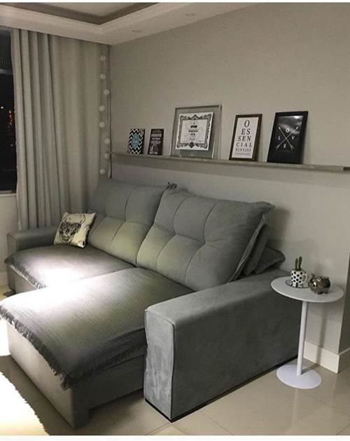 Sofá com pés aparentes