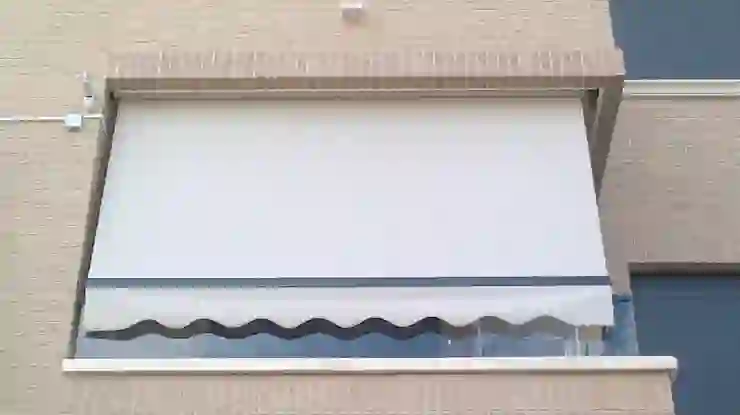 Toldo para proteção de chuva em sacada