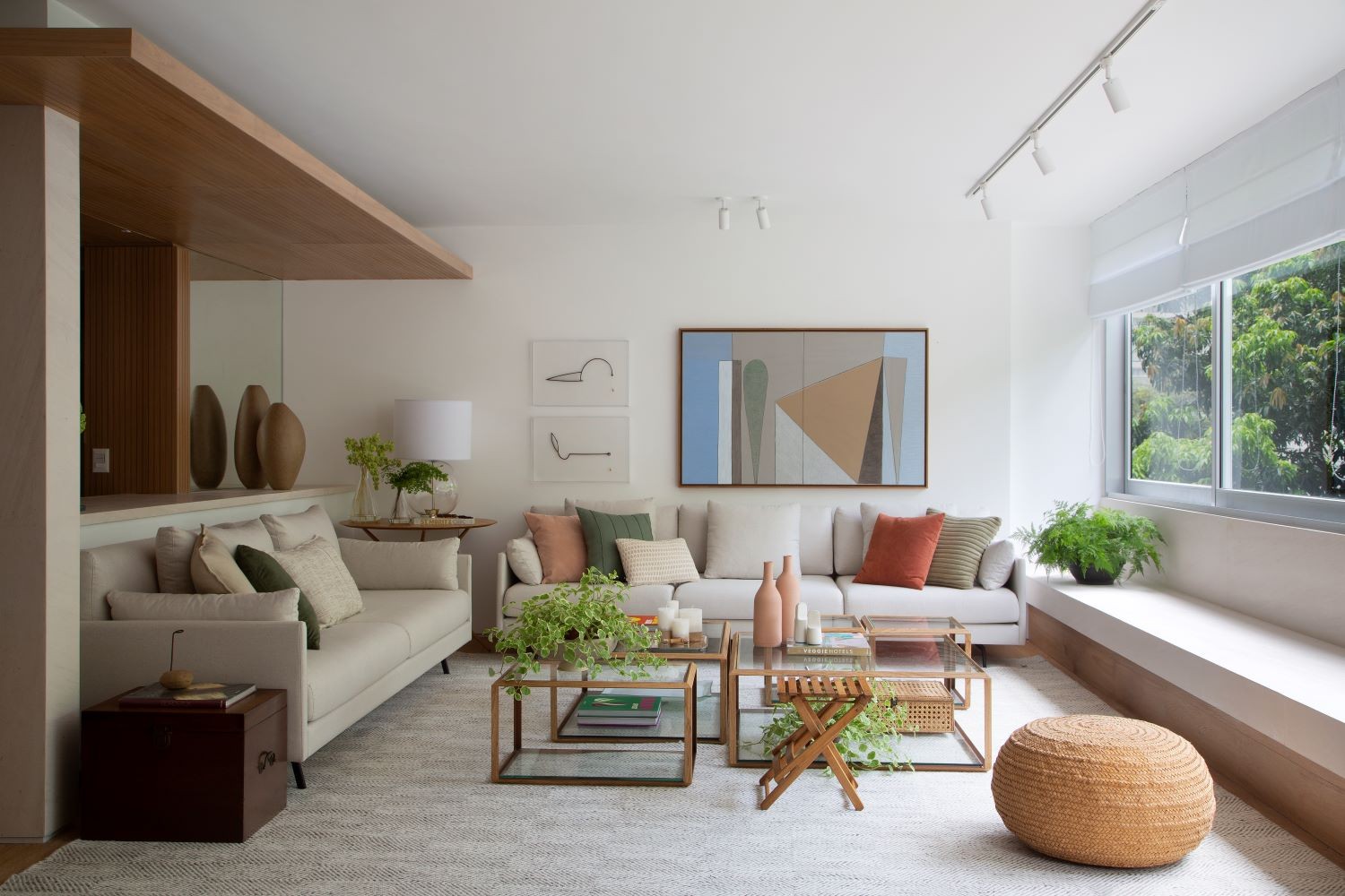 decoração apartamento branco e madeira