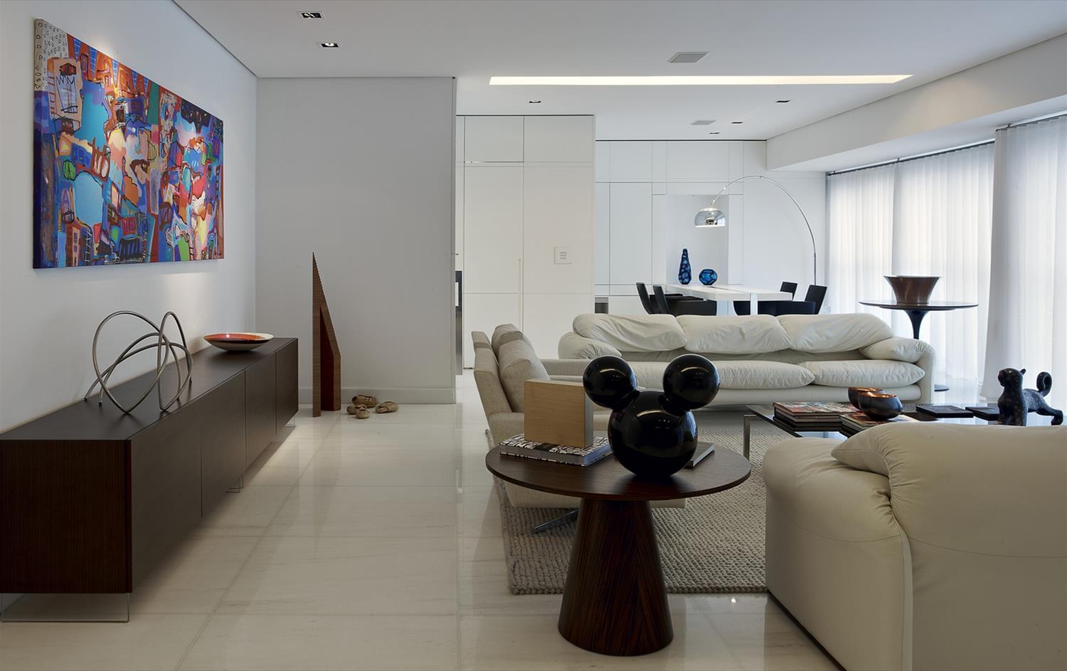 apartamento branco com móveis coloridos