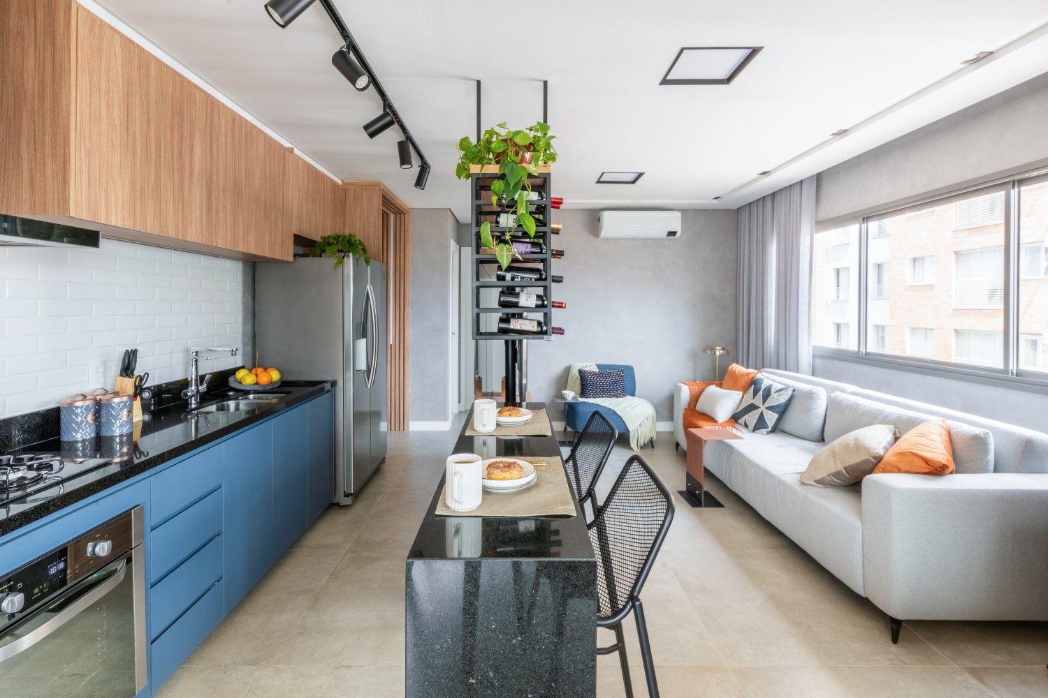 apartamento cinza claro e madeira