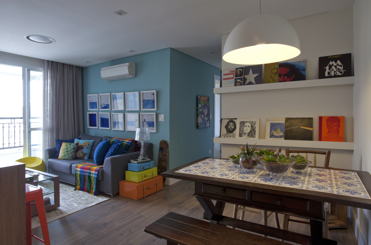 apartamento com objetos coloridos