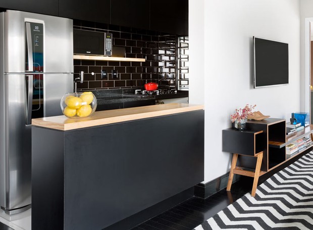 apartamento com toque de madeira preto e cinza