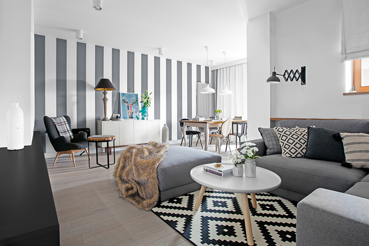 apartamento com toque de madeira preto e cinza