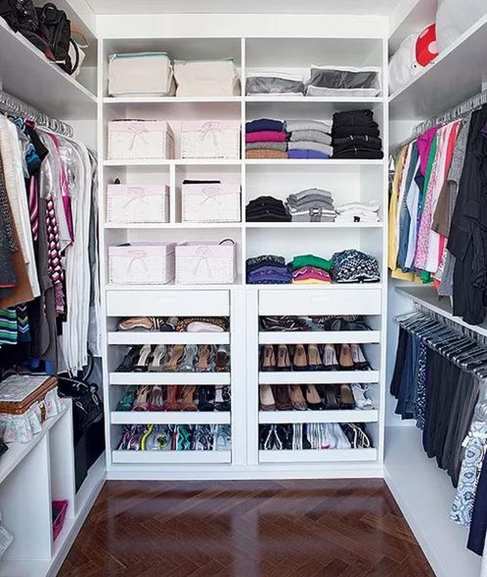 closet atrás da cama