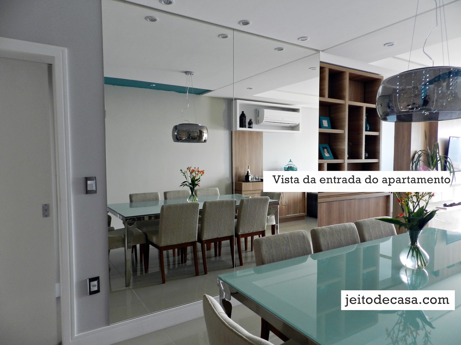 espelho atrás da mesa de jantar pequena