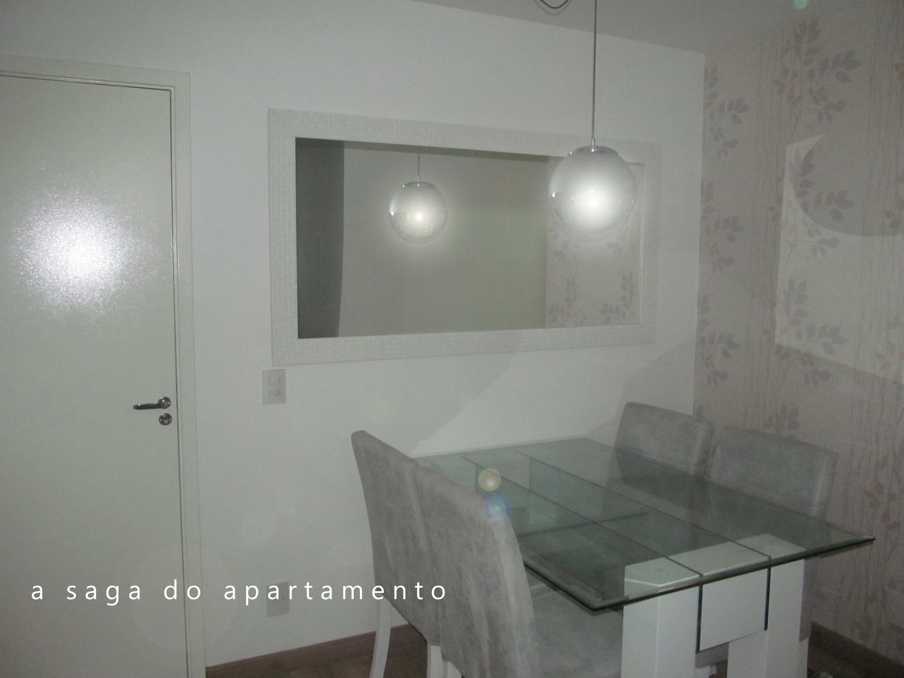 espelho atrás da mesa de jantar pequena