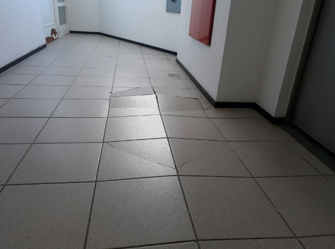 piso cerâmico estufando